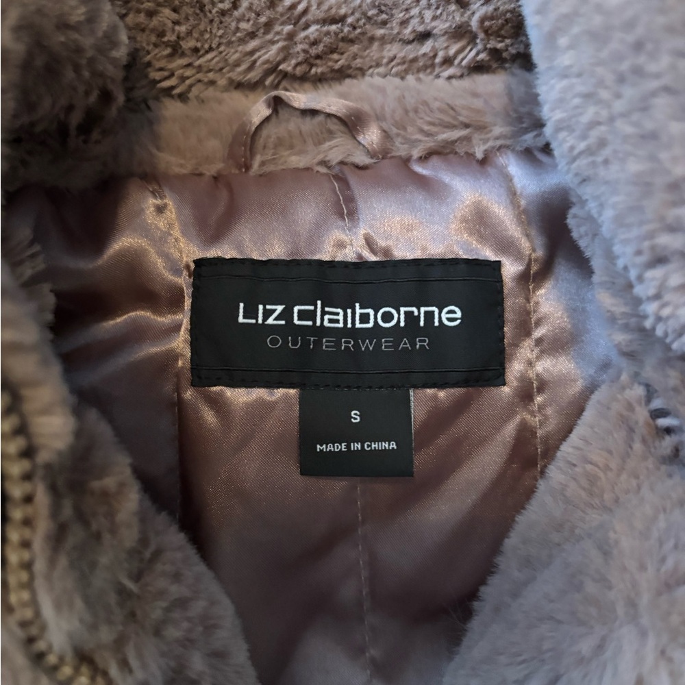 Liz Claiborne Woman’s  Faux Fur Vest in Taupe - Picture 2 of 7